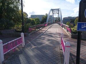 Rosa band på Tullportsbron i Ängelholm